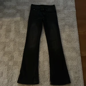 Svarta bootcut jeans från Cheap Monday - Säljer ett par svarta jeans från Cheap Monday med bootcut passform. Storlek 25/32