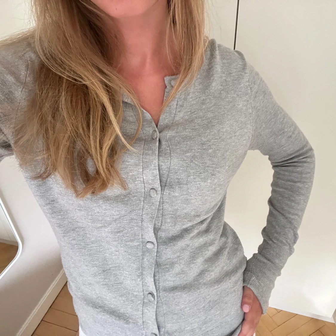 Ljusgrå kofta med knappar - 2