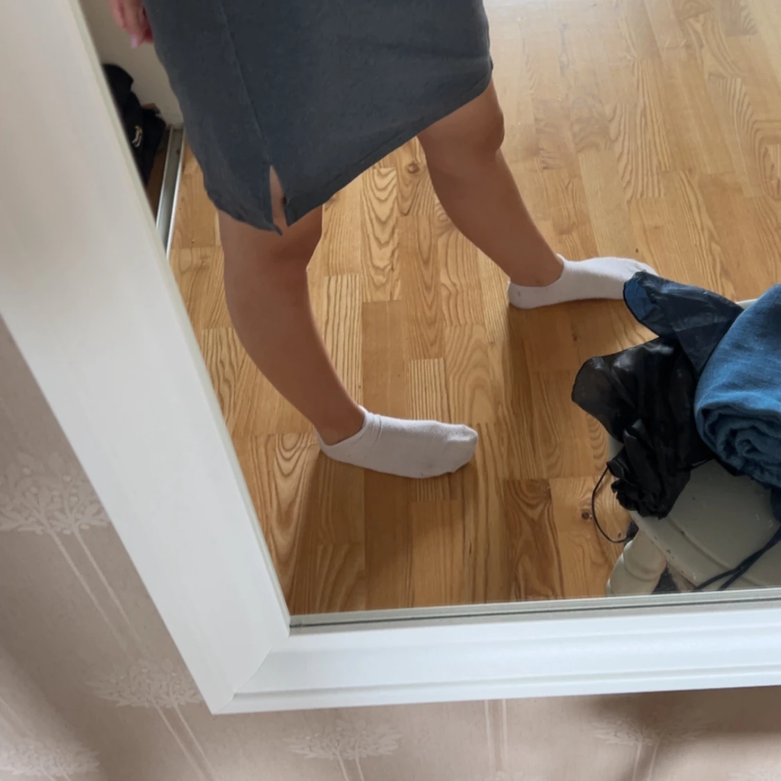 Mörkgrå kort kjol med slits - 1