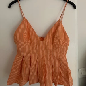 Randig orange linnetopp med v-ringning - Jättefint linne, nästan aldrig använt 