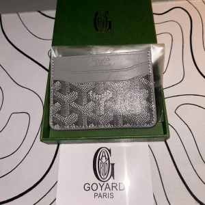 Plånbok  - En snygg plånbok från gyard. Grå färg, kommer med ”box” och certifikat. Bara höra av sig om ni vill veta mer information eller om ni vill ha fler bilder😇