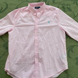 Rosa linne-skjorta från Polo Ralph Lauren - Snygg rosa linneskjorta från ralphlauren, nypris 1700. Perfekt till skolstart