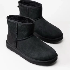 Uggs  - Säljer mina äkta uggs då jag planerar att ha andra vinterskor. Passar mig som har strl 38-39. Använda men tagit väl hand om dom. Köpa för 2100. 