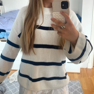 en randig stickad tröja - en söt o mysig tjocktröja