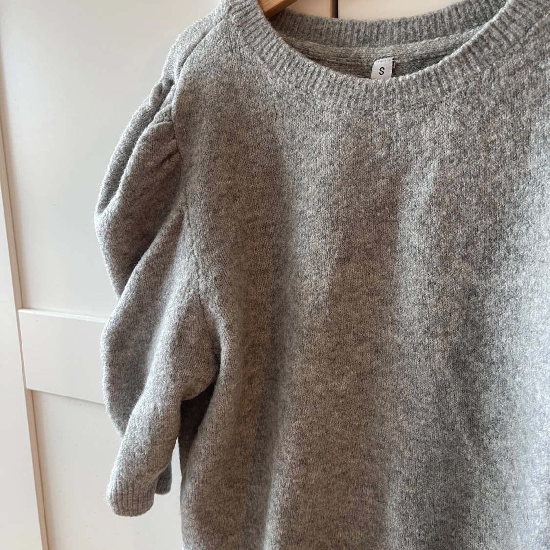 Grå stickad tröja med puffärm - 2