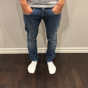 Blå Replay Anbass jeans slim fit - Säljer ett par blå Replay Anbass jeans med snygg tvätt. De är 31W och 32L. De är replay hyperflex så lite mjukare jeans. Perfekta för dig som gillar en modern och stilren look. Skriv med fler frågor.