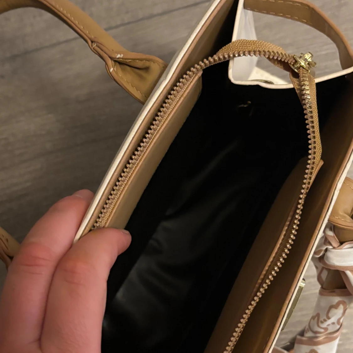 Vit handväska med croco-mönster - 3