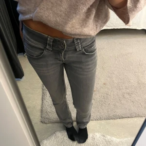 Grå lågmidjade jeans från  LTB!!😍😍 - Säljer ett par skitsnygga lågmidjade jeans från LTB, med slim ben ish bootcut.  De har snygga detaljer, femficksdesign, passar till allt!! Nypris:1000kr, inte använt många gånger!! Därför jag säljer🤗🤗🥰