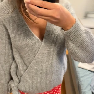 Wrap Cardigen - Grå stickad kofta från ONLY med knyt i sidan och v-ringning. Den är använd en gång.