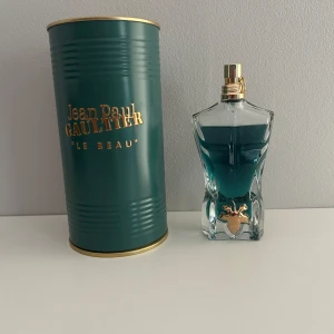 Jean Paul Gaultier Le Beau parfym - Jean Paul Gaultier Le Beau EDT till salu Fräsch, exotisk och somrig – Le Beau från Jean Paul Gaultier är en doft med tydliga inslag av kokosnöt, citrus och vanilj, vilket gör den perfekt för varmare dagar. Ursprungligt innehåll var 75 ml, endast använd ett fåtal gånger