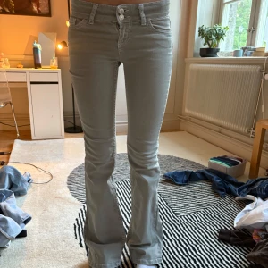 Grå bootcut jeans med broderade fickor - Säljer säljer dessa sypetsnygga  nya helt utsålda Nelly jeans. Nypris 700, säljer för 500 då jag inte kommit till andvändning💕