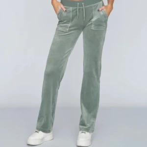 Juicy couture byxor - Säljer supersköna byxor från Juicy couture i färgen Chinios green