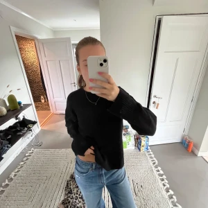 Svart stickad tröja other stories - Svart stickad tröja med loose passform och långa ärmar. Så cool till jeans. Den är från other stories❤️