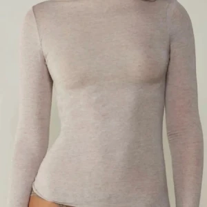 Beige intimissmi tröja - Säljer en beige intimissmi tröja, säljer för jag använder den inte ofta. Den ser helt ny ut och kan skicka bilder om nån är intresserad!