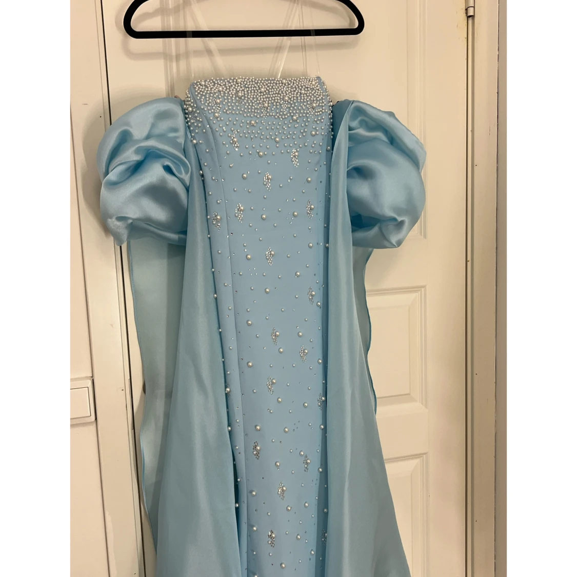 Ljusblå långklänning med pärlor - 3