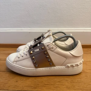 Valentino rockstud sneakers - Säljer nu dessa fina valentino skor | Super fint skick | Storlek 36 | Kommer med kvitto som intygar äktheten | Hör gärna av er vid frågor eller funderingar 
