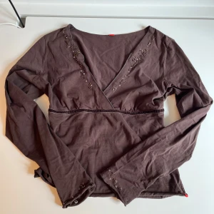 Fin blus - Blus/topp från Esprit, med fina glitter detaljer samt ett snöre på baksidan så man kan dra åt runt midjan🤎