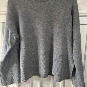 grå stickad tröja - grå stickad tröja från bershka, super mjuk och kvalitativ! perfekt basplagg💘