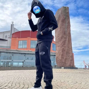 Onistarz - Tracksuit (Classic Black)  - Mitt märke Onistarz - Star in the Streets English 🇬🇧- Onistarz Tracksuit in custom polybags. A hoodie with a unique design together with comforting pants which can be flared. Great for streetwear, everyday wear and workout.                                  Swedish 🇸🇪- Onistarz Tracksuit I polybags. En hoodie med unik design tillsammans med bekväma byxor som går att flarea. Perfect för streetwear, daglig användning och till gymmet.           @Onistarz - Star in the Streets 💫(TikTok & Instagram) 