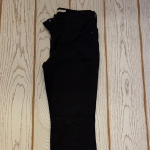 Levi's svarta high rise bootcut jeans - jeansen passar till allt och är jättesnygga. jag skulle säga att dom inte är high rise så som modellnamnet heter. på mig är dom mid rise. 