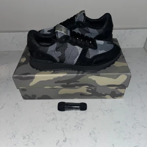 Valentino Rockrunner - Säljer nu dessa väldigt feta valentino rockrunners!! 🖤🩶🤍 SKICK 9/10. Skriv gärna om ni har mer frågor!