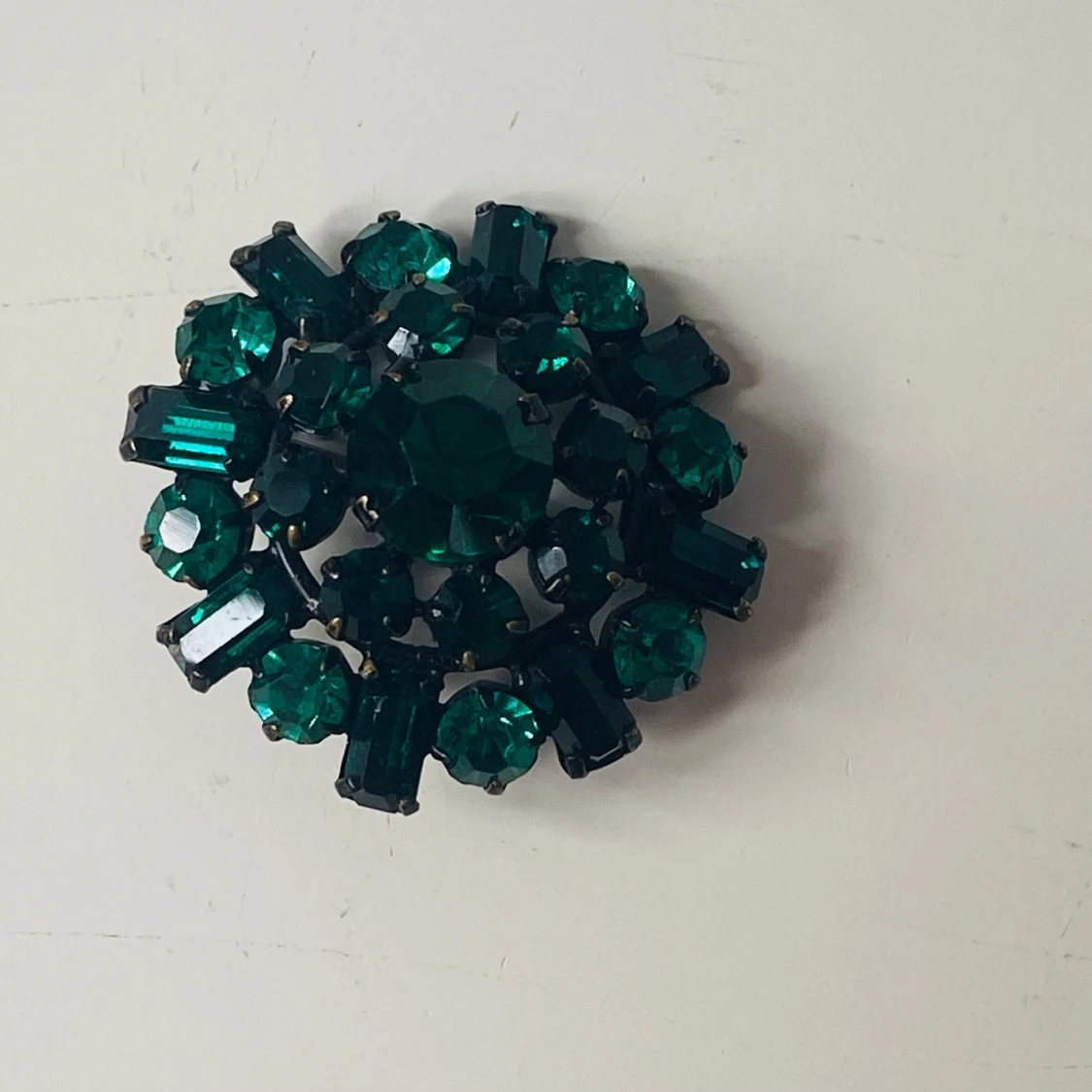 Grön glittrig brosch med stenar - 3
