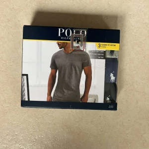 3 Pack Ralph Lauren - Ett 3 pack av tre helt nya Ralph Lauren t-shirts. Packet är orört alltså fortfarande i förpackningen och har som sagt då aldrig använts. Obs att märket inte är på bröstet utan nere vid midjan istället. Sakerna är i göteborg men kan fraktas. Mvh Anton