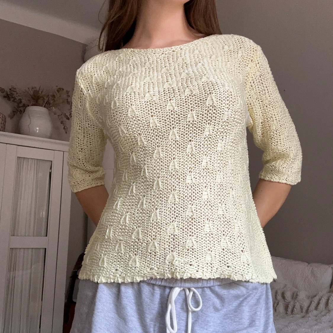 Ljusgul stickad tröja med struktur