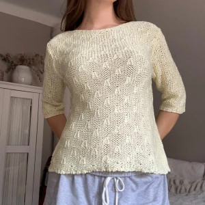 Ljusgul stickad tröja med struktur - Superfin ljusgul stickad tröja med trekvartsärm och snyggt strukturmönster över hela. Tröjan har en rund halsringning och är lätt utsvängd nertill, vilket ger en avslappnad och trendig look. Perfekt för vår och sommar!Köpt på en spansk marknad❤️