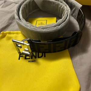 F€ndi bälte  - Helt sprillans nytt FF bälte allt og ingår och om den är för stor får du med en grej som gör fina perfekta hål. Priset är ej hugget i sten vid snabb affär kan vi komma på något bra