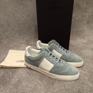 Valentino Flycrew  - Hej!  Säljer nu dessa snygga och eftertraktade valentino flycrew skorna!  Storlek= 41  Skick= 10/10 (helt nya)  Ny pris= 8000 kr Säljs för= 3499 kr Dessa skor är väldigt limiterade och svåra att få tag på då dem inte tillverkas längre!  Allt OG tillkommer vid köp (box, dustbag) alla nitar finns kvar! 