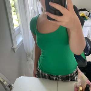 Grön ribbad topp från Kappahl  - Säljer en grön ribbad topp från Kappahl i storlek XS. Fint skick❤️