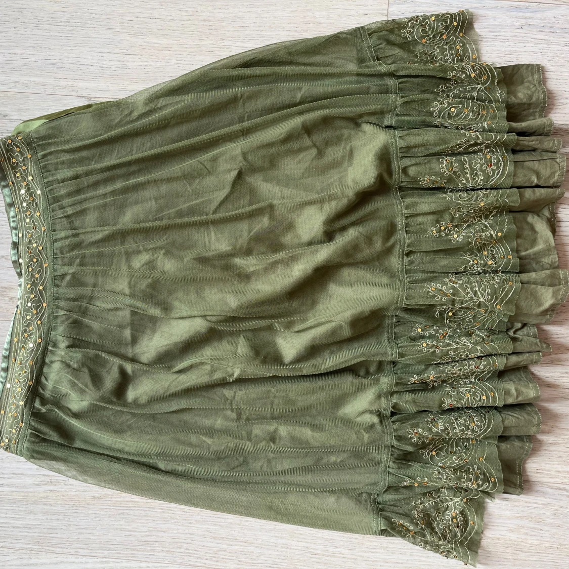 Olivgrön långkjol med paljetter - 1