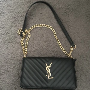 YSL väska - Väldigt fin svart ysl väska (inte äkta) knappt använd så väldigt fint skick😍