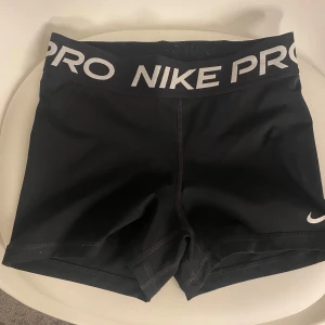 Nike PRO shorts - Fina och bekväma nike pro shorts! Korta tajta shorts. Storlek S. Säljs för 100kr💕