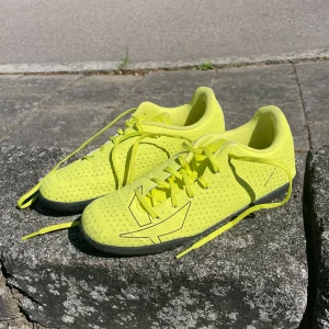 Fotbollsskor  - Gula INOMHUS fotbollsskor från SOC i storlek 37. Använda två gånger men säljer pga att de är för små. Funkar även perfekt för andra inomhus aktiviteter💕Mycket bra skick!