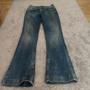 Blå bootcut jeans från LTB - Snygga blå bootcut jeans från LTB. Jeansen har klassisk femficksdesign. Perfekta för dig som gillar en avslappnad och trendig look. Jeansen har blivit lite upp trampade se på bild 5 men inte så mycket man ser. I modellen Fallon och pris går att diskutera 🩷