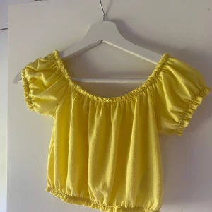 Gul topp - Säljer pga använder den inte längre då jag växt ur den i storleken. Den har inga hål, fläckar eller märken (som jag kan se)!