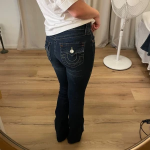 True religion jeans - Super snygga true religion jeans. Inga tecken på användning ❤️ modellen heter Becca mid rise. Skulle säga att storleken motsvarar 34 ❤️
