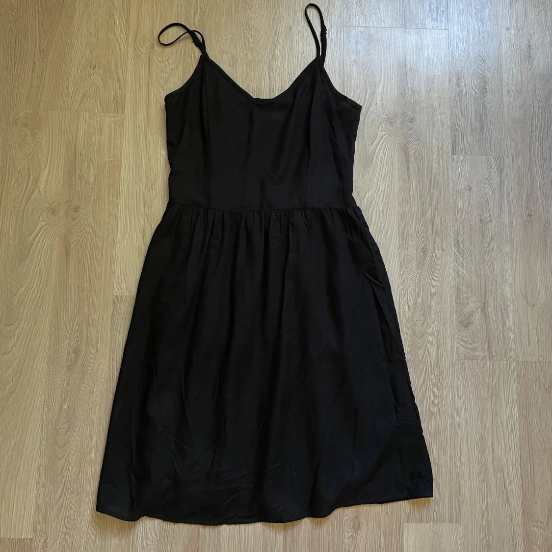 Svart kort klänning med smala axelband - 3