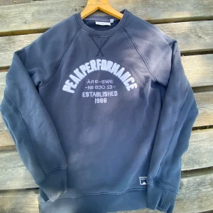 Mörkblå Peak Performance sweatshirt - Snygg mörkblå sweatshirt från Peak Performance i storlek S. Inga skavanker 