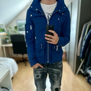 Ljung Field Jacket - Mycket fint skick, inga defekter. Storlek S passar dig som är mellan 178-188cm. Nypris ca 2500kr. Modellen är 185 cm, 79 kg. Passar bra nu till sen sommar/höst. Skriv för mer information!🤝