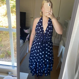 Prickig klänning - Prickig klänning, knappast använd i gott skick i storlek M.  Skriv gärna om ni har frågor/ vill ha mer bilder. 