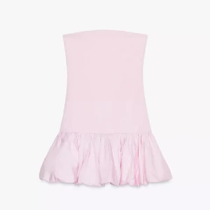 Ljusrosa ballongklänning/volangklänning från Zara - Superfin ljusrosa kort klänning med axelbandslös design och volang i nederkant. Klänningen har en slim passform upptill och en fluffig, voluminös kjol. Perfekt för dig som vill sticka ut med en söt och trendig look. Materialet känns mjukt och lätt.