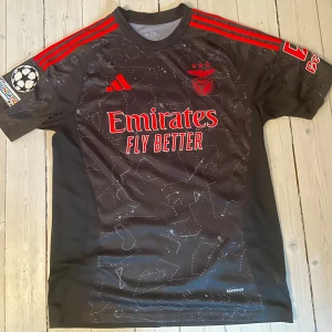 Benfica Di Maria Adidas  - Benfica fotbollströja från Adidas med Di Maria #11 på ryggen. Materialet är lätt och andas, använd 5-10 gånger och säljer för att den är lite stor för mig (180cm)