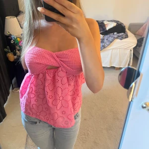 Rosa tube topp😋 - Säljer en jättesöt rosa bandeau tubtopp med virkad överdel och broderade blommor på. 