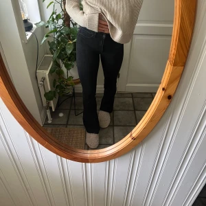 Svarta Jeans  - Utsvängda jeans från Only i storlek S med längd 34. Jättefina men har blivit försmå för min smak tyvärr