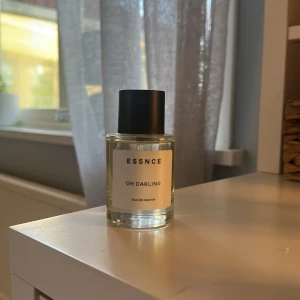 ESSNCE Oh Darling Eau de Parfum - Minimalistisk parfymflaska från ESSNCE med doften Oh Darling. Iprincip oanvänd!