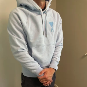 Ljusblå hoodie från Ami Paris - Säljer en ljusblå hoodie från Ami Paris i storlek s, superbra skick och knappt använd. Köpt i Japan under en semester. Fritt fram att fråga om bilder eler sånt. Pris går att diskutera