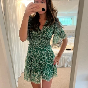 Grön klänning  - Jätte snygg grön klänning köpt i usa för 150-200 dollar 